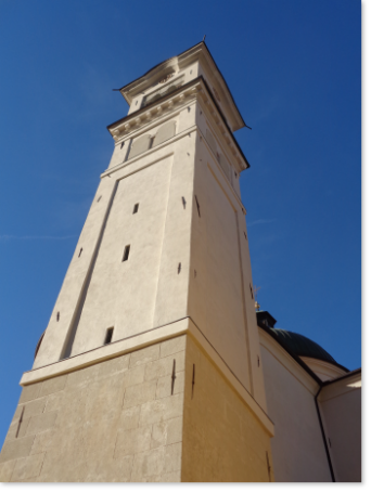 Rovereto, chiesa di S. Maria, il campanile dal basso