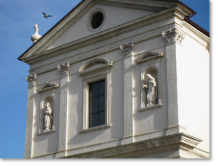 Rovereto, Santa Maria del Carmelo, timpano